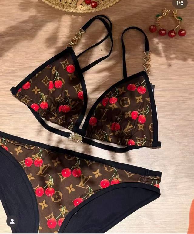 Lv bikini, a simple and elegant swimsuit suitable for various occasions.