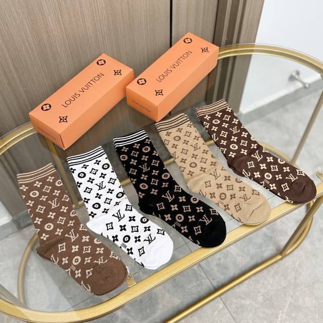 Comes with a box of five pairs of LV Louis Vuitton's popular stockings, high-en