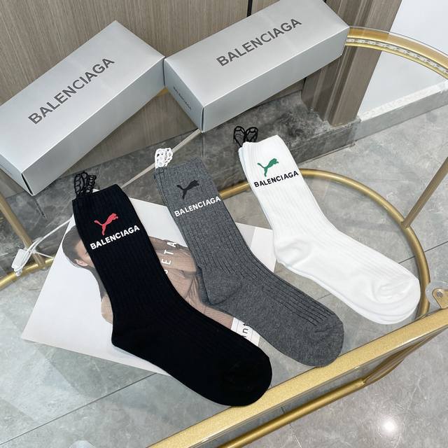 Comes with a box of three pairs of Balenciaga's super popular online celebrity