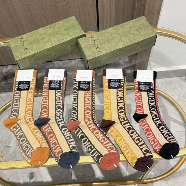 Comes in a box of five pairs of Gucci high-top double-needle double-way socks,
