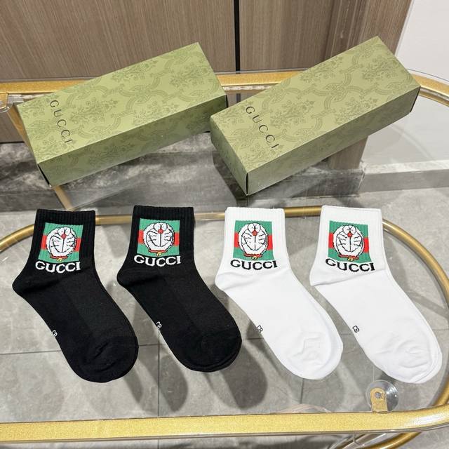 Delivery packaging: one box of four pairs of Gucci's new men's and women's mid-