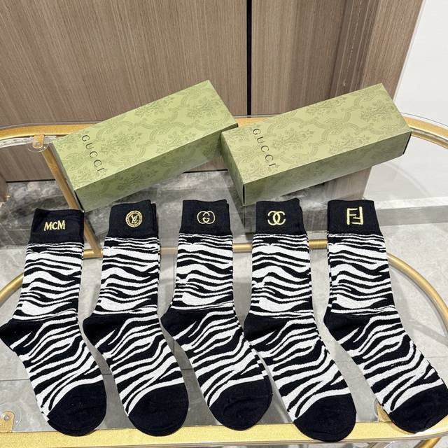 comes with a box of five pairs of high-end European and American brand socks. T