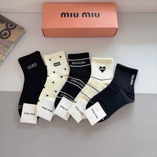 comes with packaging. 5 pairs per box. Miumiu high-quality, super popular onlin