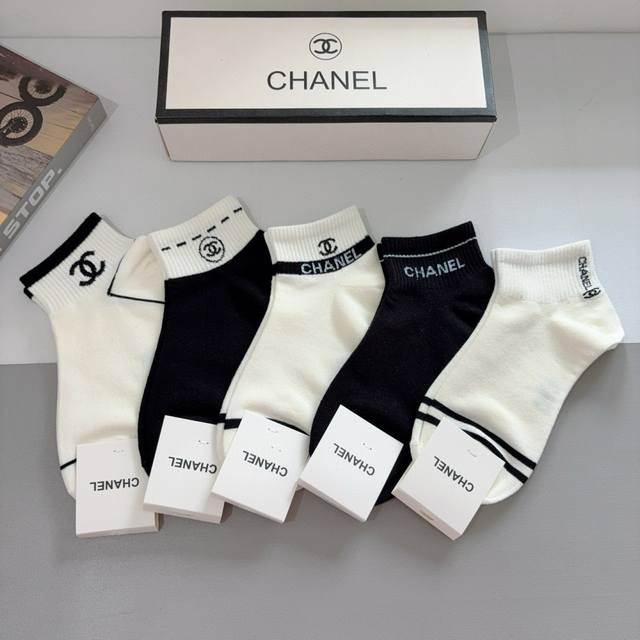 comes with packaging, 5 pairs per box Chanel classic socks, high-end bamboo cot