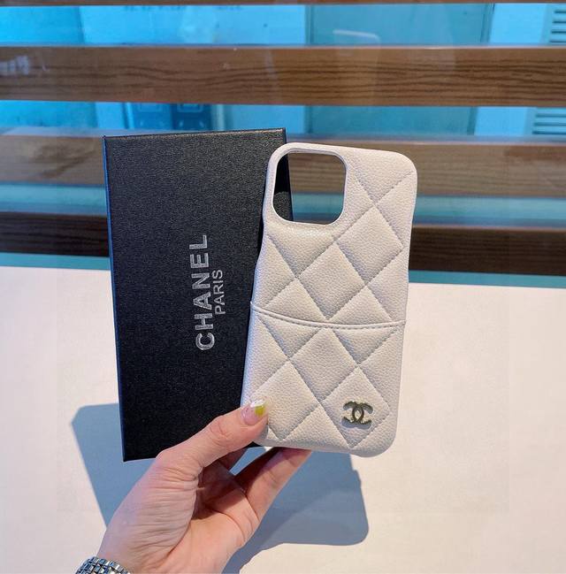 Chanel's popular mobile phone case in the fashion circle The same caviar leather