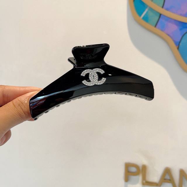 with packaging Chanel's new handmade diamond-stamped hairpin, high-end letter s