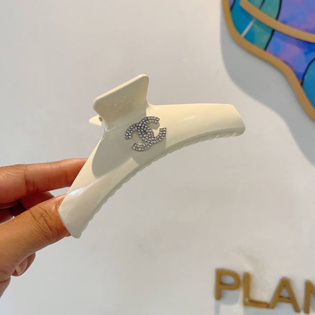 with packaging Chanel's new handmade diamond-stamped hairpin, high-end letter s