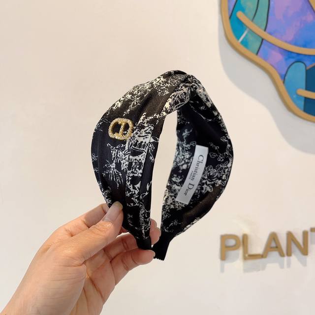with packaging Dior's hottest new D letter silk wide headband, counter quality