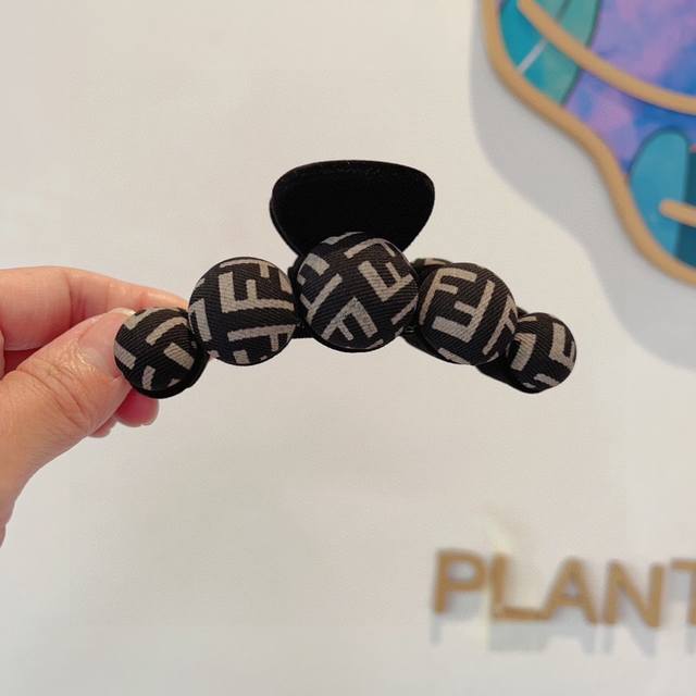 With packagingFendi new hairpin, acrylic clip, super exquisite edge, a must-have