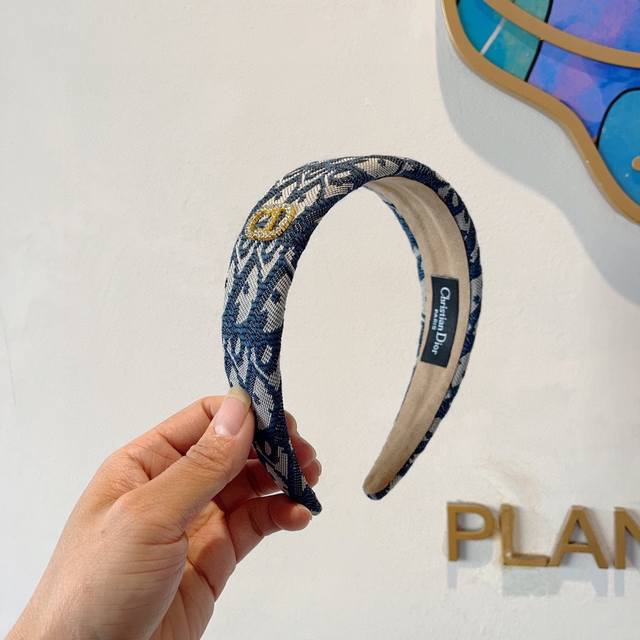 with packaging Dior's popular new classic D letter wide headband, counter quali
