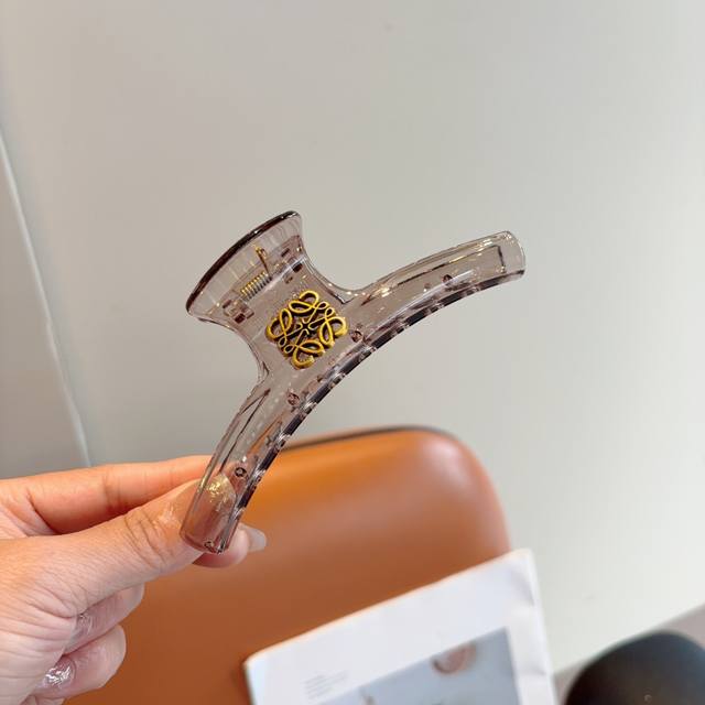 with packagingLoewe's new fashion clip hairpin, a must-have item for goddesses,
