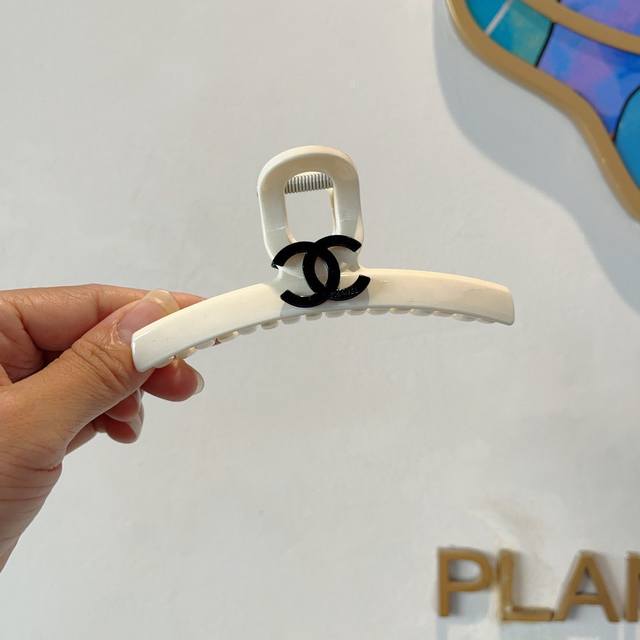with packaging Chanel's new handmade diamond-stamped hairpin, high-end letter s
