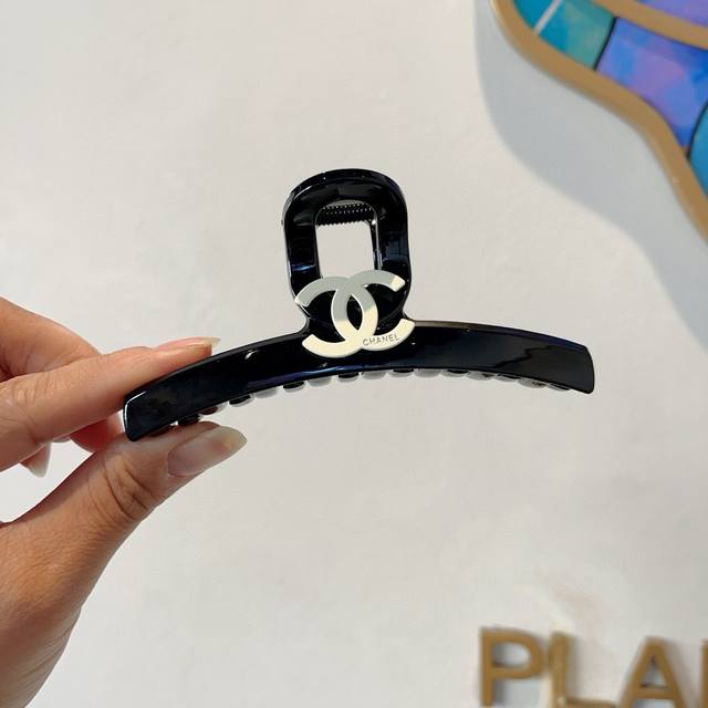 with packaging Chanel's new handmade diamond-stamped hairpin, high-end letter s