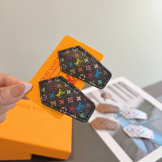 comes with a pair of Lv Louis Vuitton classic popular hair clips Bb clips, clas