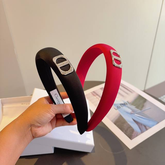 with packaging Dior's new satin high-end brand headband, the new anti-slip head