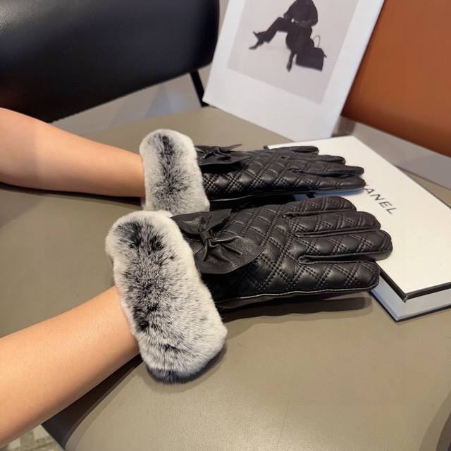 Chanel autumn and winter lazy rabbit fur gloves are worth comparing the same sty