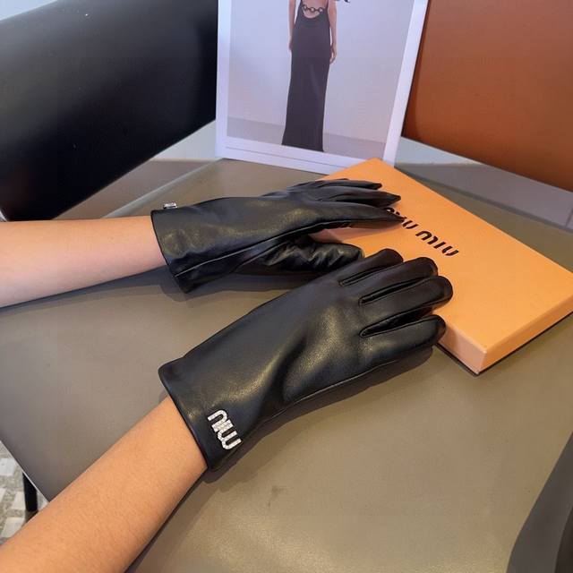 Miumiu gloves, fashionable gloves, warm and velvet lining for autumn and winter,
