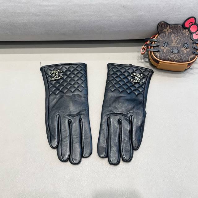 New exclusive first release of random embroidered double C touch screen gloves