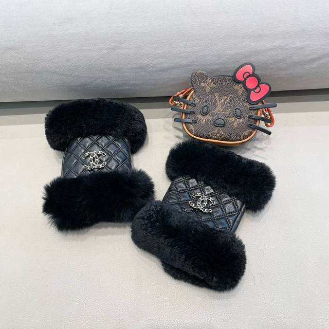 Chanel Chanel Autumn and Winter Short Lazy Rabbit Fur Gloves are worth comparing