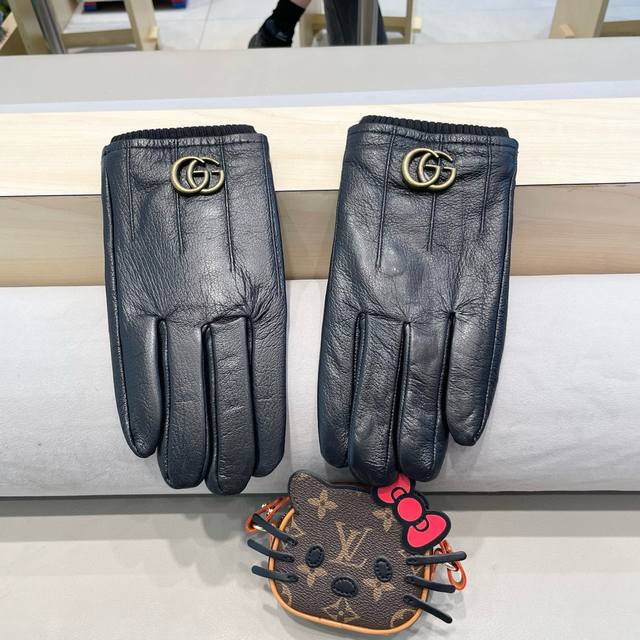 New exclusive first touch screen gloves for men Gucci Gucci's new high-end shee