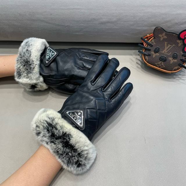 prada Prada autumn and winter lazy rabbit fur touch screen gloves are a must-hav
