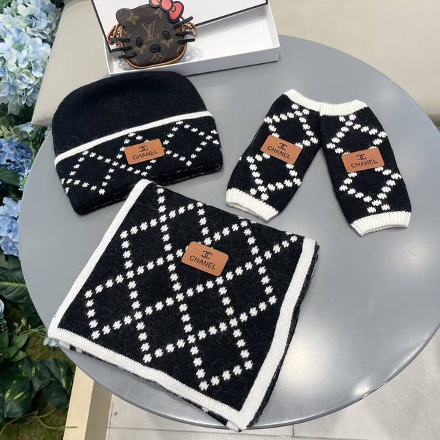 Chanel three-piece wool suit with hat, scarf and gloves! A classic suit hat! War