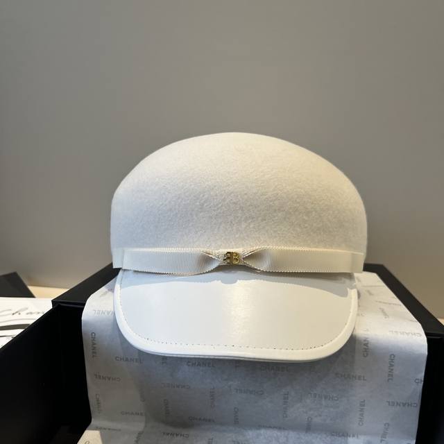White Balenciaga new style duckbill military cap, 100% wool% head circumference