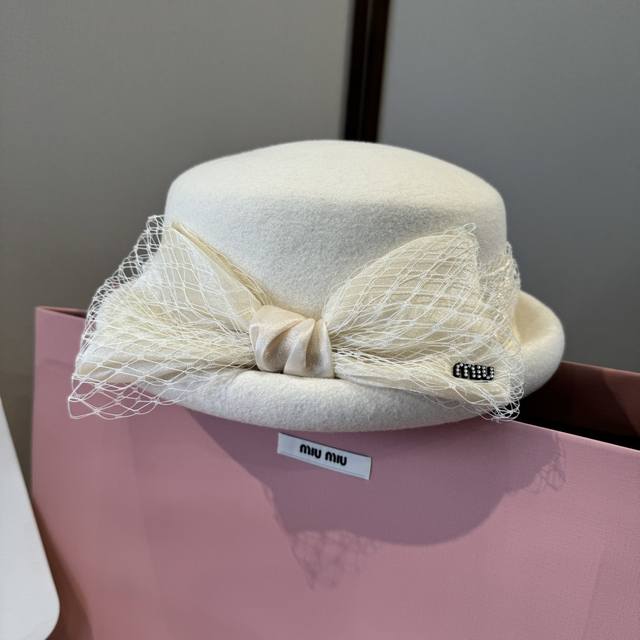 White Miumiu new wool hat, beret, super goddess style, high-end custom hat, 100