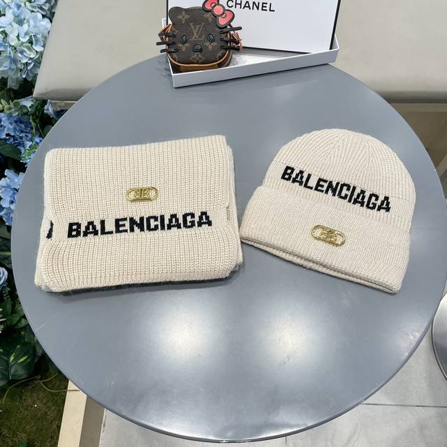 Balenciaga. Two-piece wool hat set. A classic hat set! Hat and scarf! 70% wool