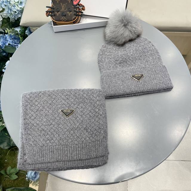 Prada wool hat set classic hat set! Hat scarf! Warm and super comfortable ~ Wint