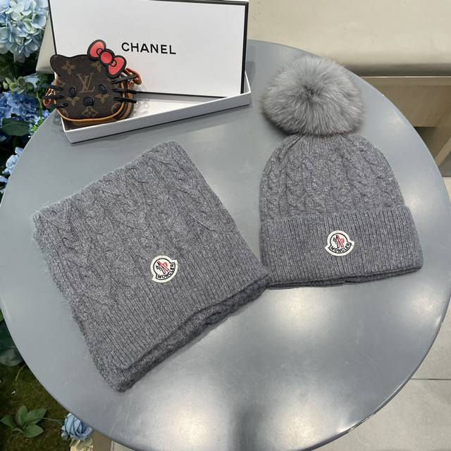 Mengkou. Wool hat set - classic hat with fox fur pom pom! Hat and scarf! Materi