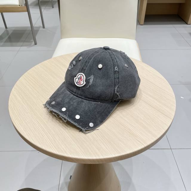 Moncler's new spring style baseball cap is very breathable and a stylish item f