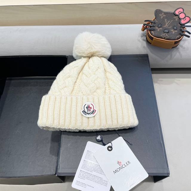 Moncler simple solid color curled hem twist with pompom shape cold-proof warm kn