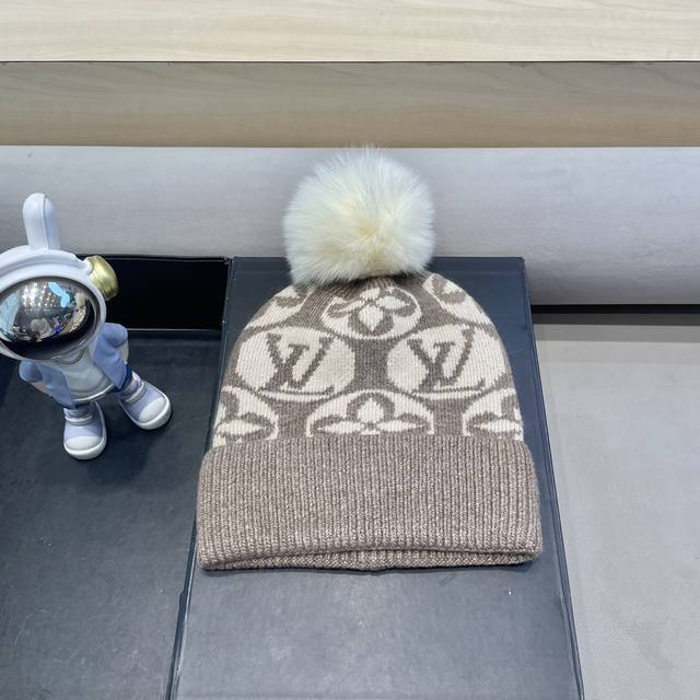 Lv official website knitted hat is very versatile and can be worn by both men an