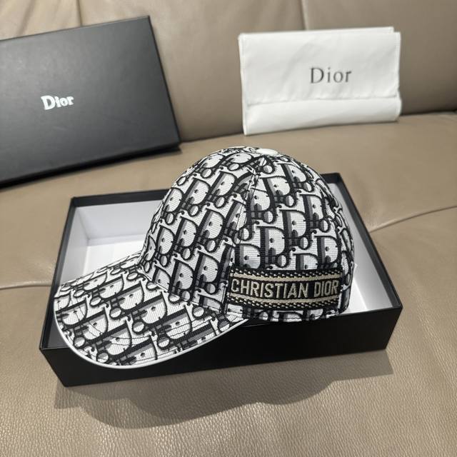 comes with a box bag. This new Dior baseball cap features Dior monograms and a