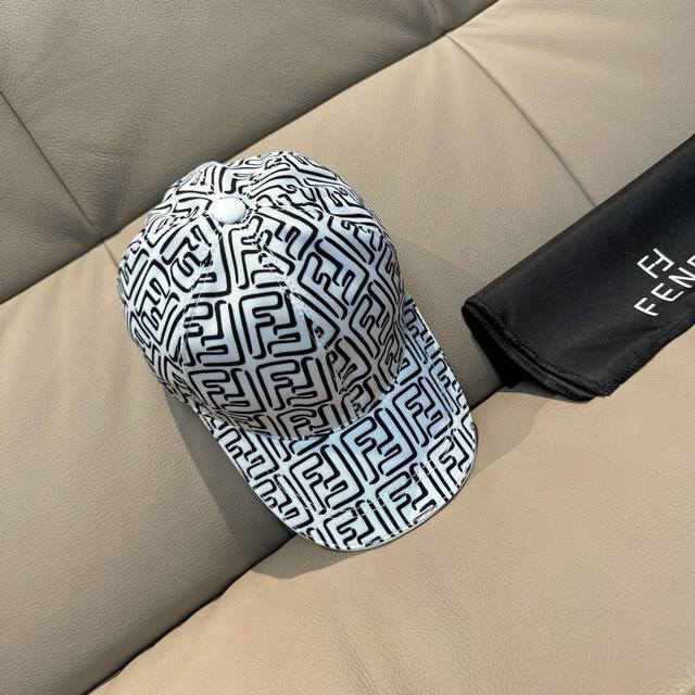 comes with a box bag. This new Fendi baseball cap features a double F jacquard