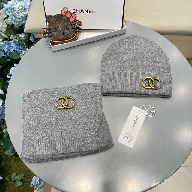 Chanel classic wool suit hat + scarf is warm and comfortable ~ a great tool for