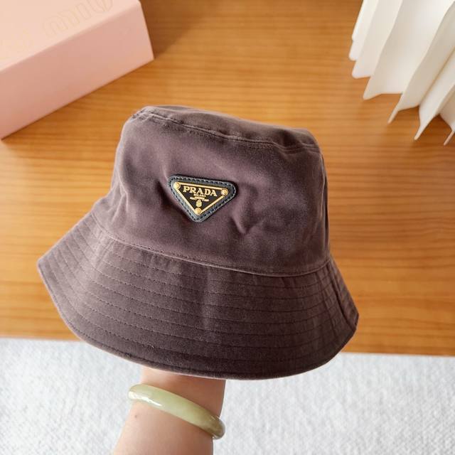prada Prada's popular gold label mink velvet high-end bucket hat, with European