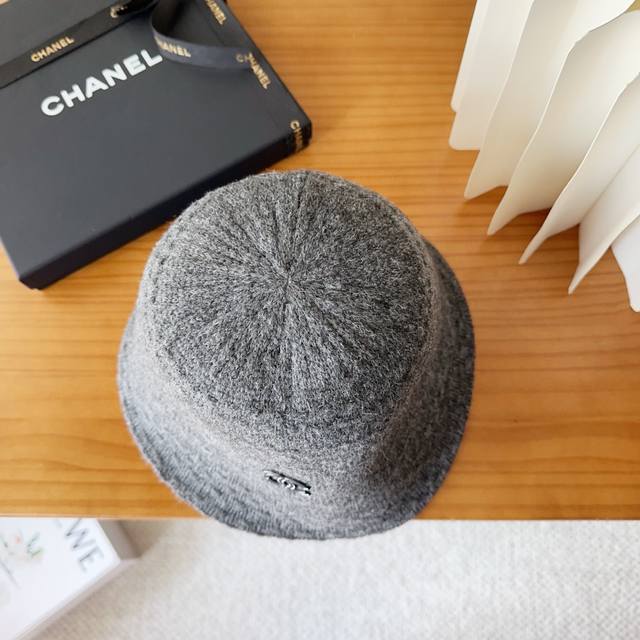 Chane's bucket hat for no makeup~ This versatile hat is made of solid jacquard a