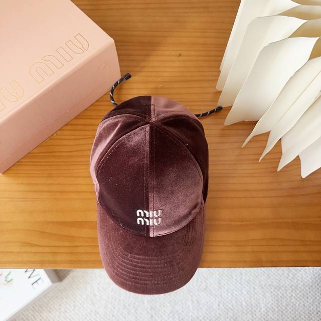 Miumiu's 25 new high-quality velvet baseball cap, high-end customization, fine w
