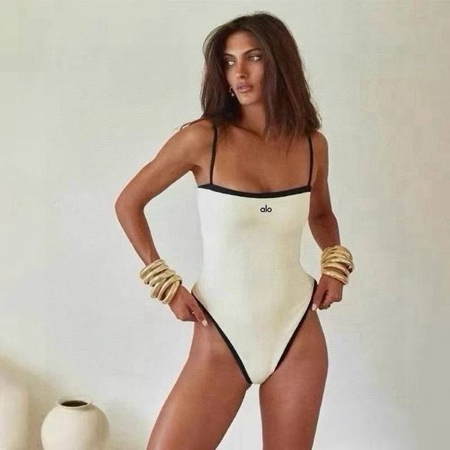 Alo one-piece swimsuit is suitable for a variety of occasions.