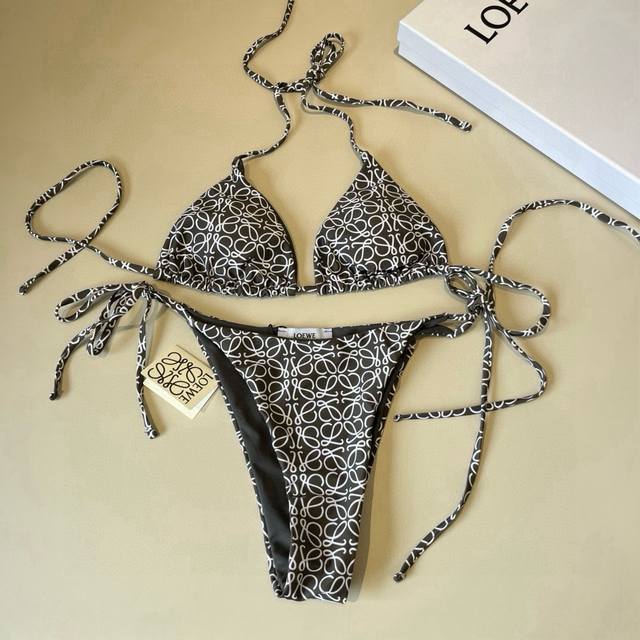 Loewe's new bikini swimsuit is suitable for a variety of occasions.