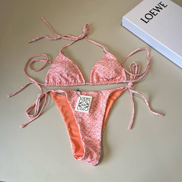 Loewe's new bikini swimsuit is suitable for a variety of occasions.