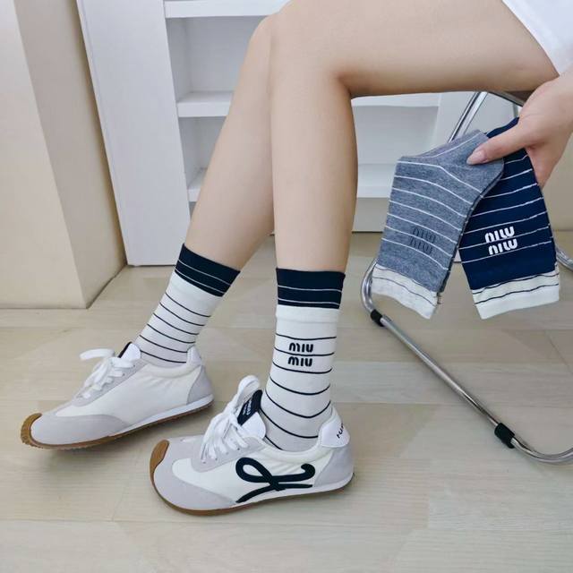 Comes with packaging: one box of three pairs of Miu Miu high-quality, super pop