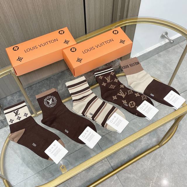 Comes with a box of five pairs of LV Louis Vuitton's popular mid-calf socks in