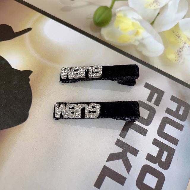 comes with a pair of Pressure Mountain King's new internet celebrity French Bb