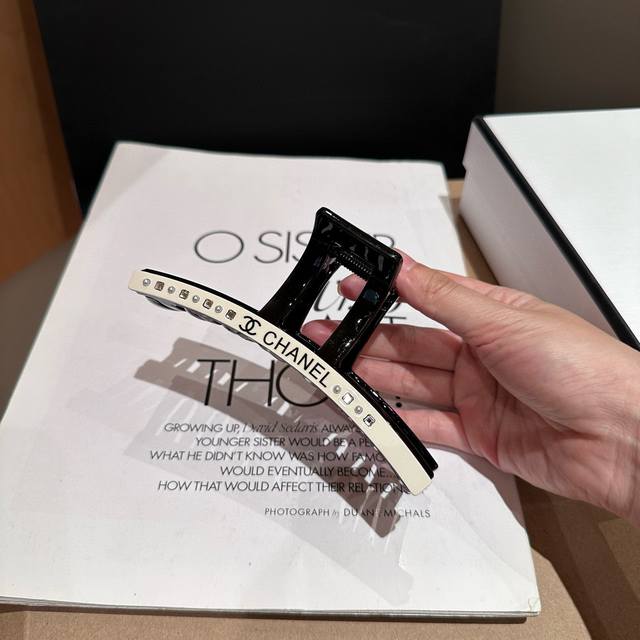 comes with a box Chanel's latest small clip, simple and practical, fashionable