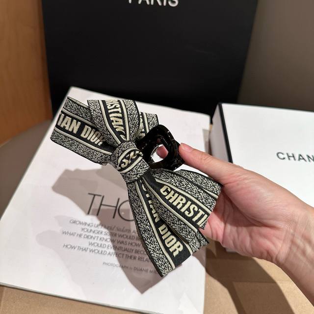 comes with a box. Dior's new CD holder is simple, practical, and stylish! Super