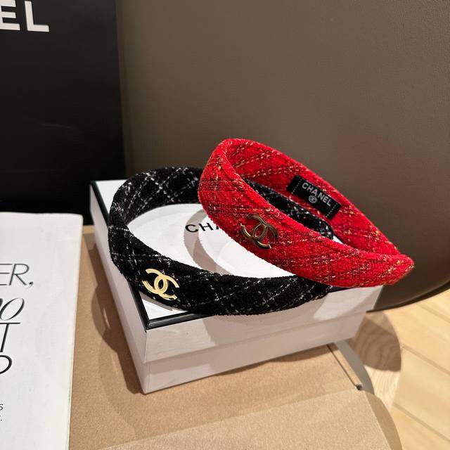 comes with a box. Chanel's latest headband, a new arrival for fall and winter!