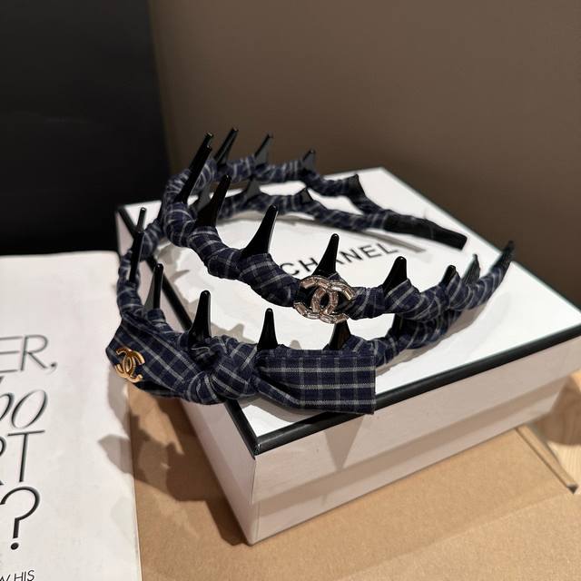 comes with a box Chanel's latest small plaid headband, super beautiful! A must-